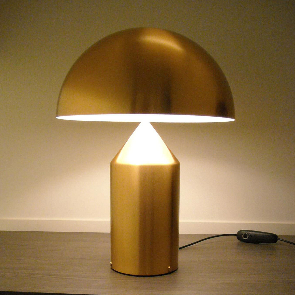 Gold лампы. Настольная лампа Atollo Table Lamp. Лампа Atollo, Oluce, 1977. Настольная лампа Atollo Gold d38. Настольная лампа Atollo Black d50 by Oluce.